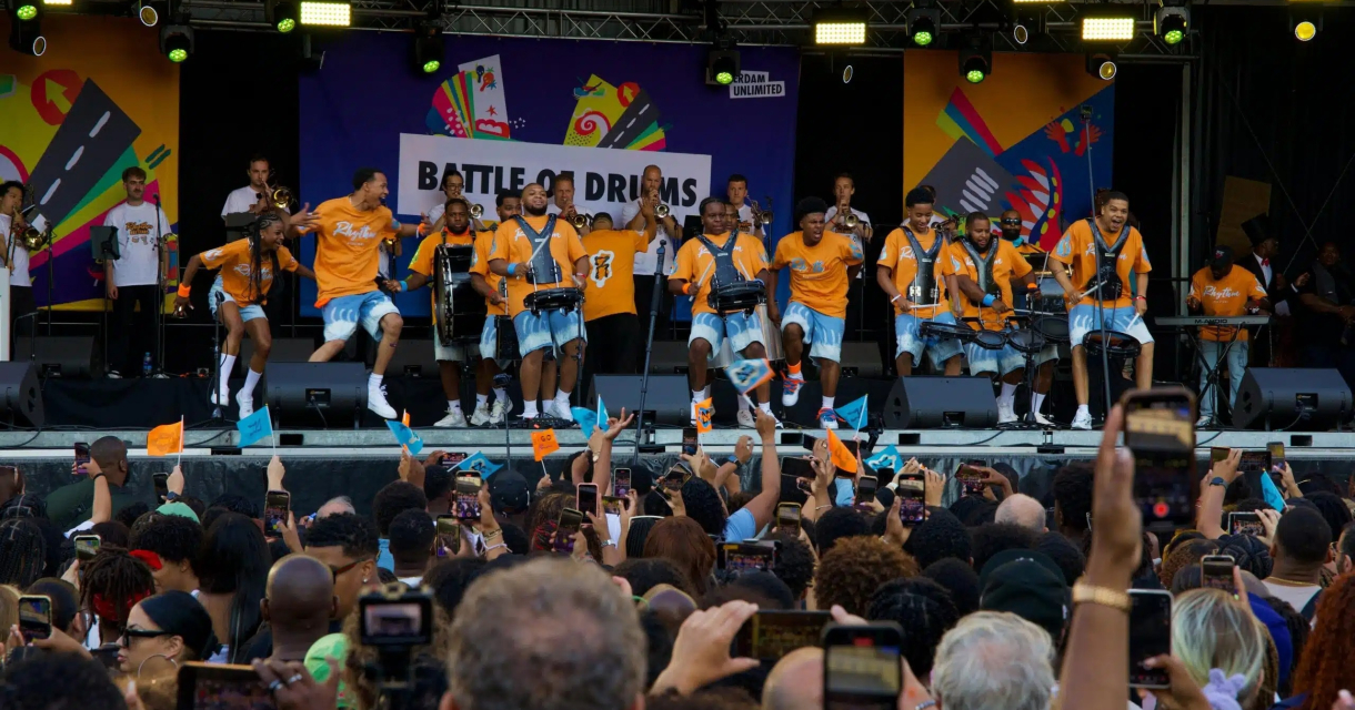 Groep muzikanten met drums performt voor publiek