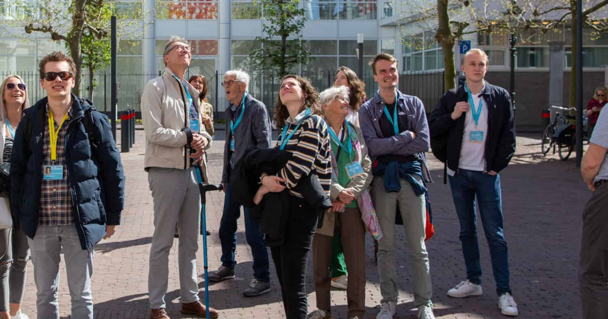 Mensen in een groep kijken naar boven in de stad.