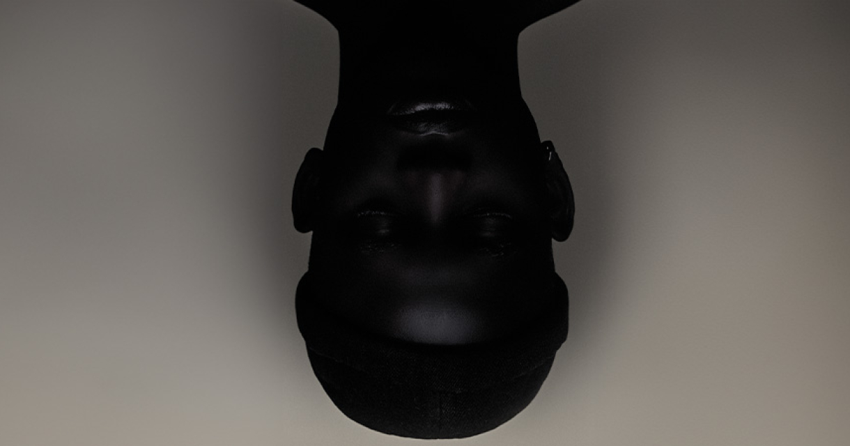 Portret van artiest Wayne Snow die op zijn kop ligt.