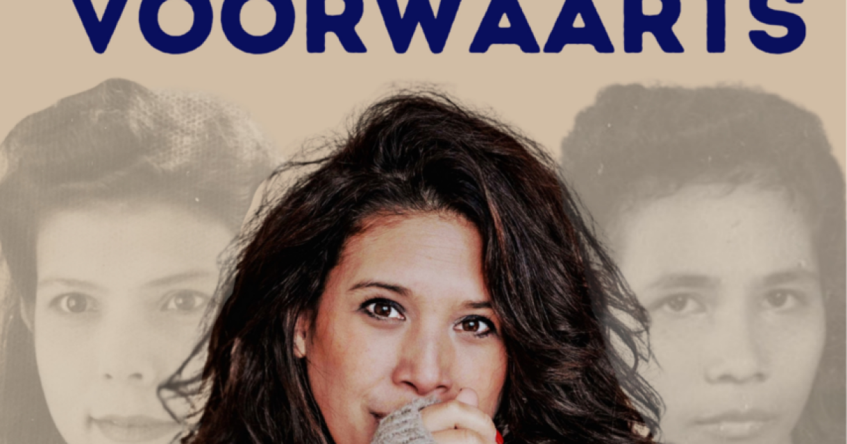 Een vrouw kijkt naar de camera met een sereen gezicht, achtergrond met oudere foto's.