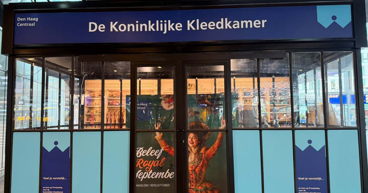Een kiosk met informatie over de Koninklijke Kleedkamer in Den Haag.