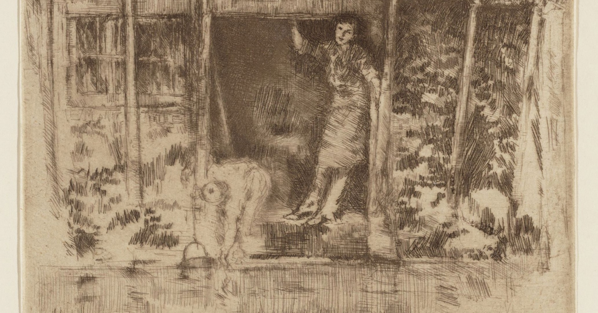 Vrouw staat bij een deur met een hond aan de waterkant.