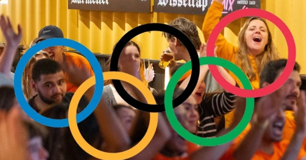 Viering van de Olympische Spelen. Menigte in oranje kleding juicht voor de Olympische Spelen.