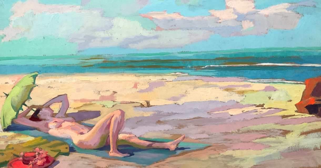Zee In-Zicht | 100 jaar Piet Pijn. Een vrouw ligt op het strand onder een parasol.