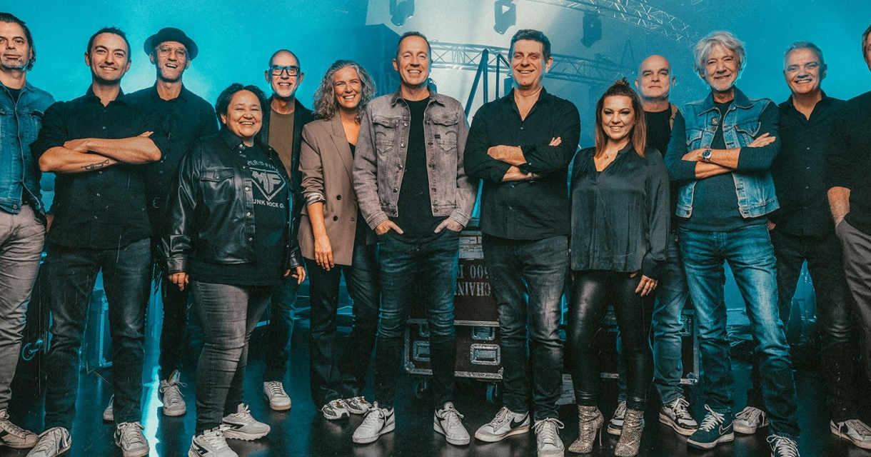 Een groep van twaalf mensen poseert samen op een evenement.