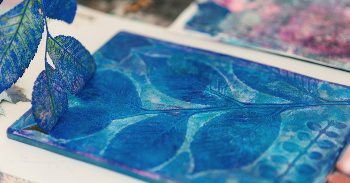 Gelprint in blauw van tak met bladeren