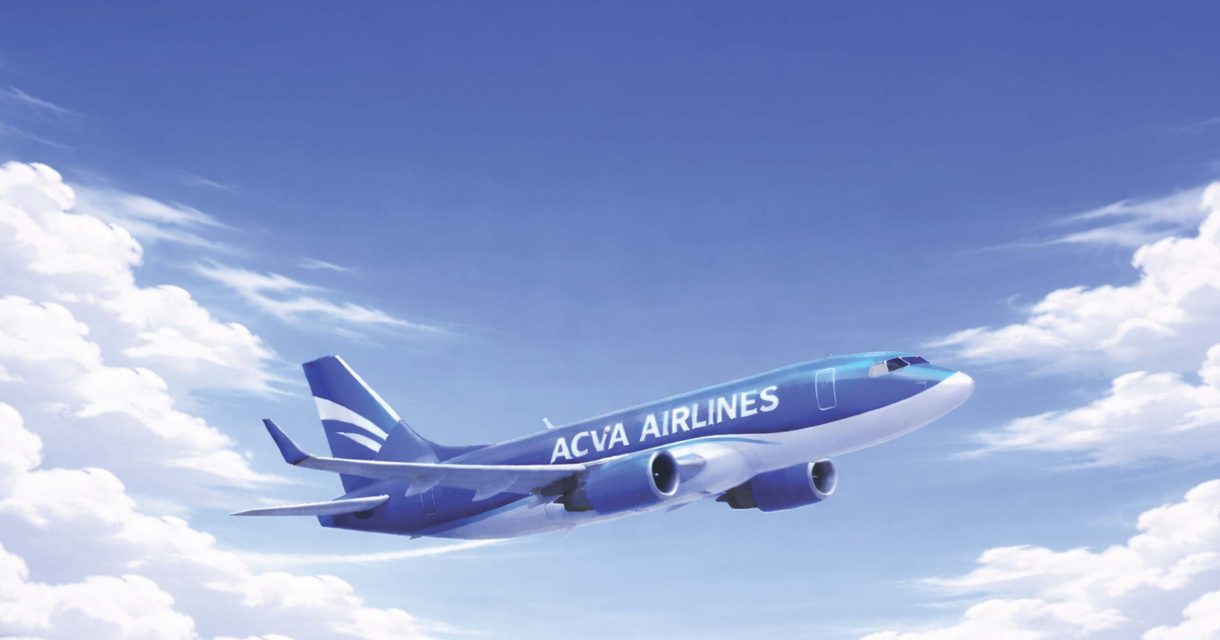 Een blauw vliegtuig van ACVA Airlines vliegt door de lucht.