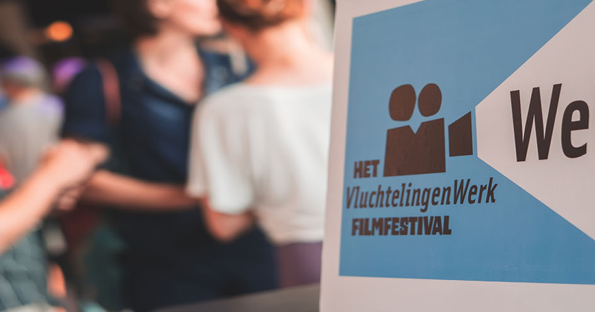 Een welkomstbord van het VluchtelingenWerk Filmfestival