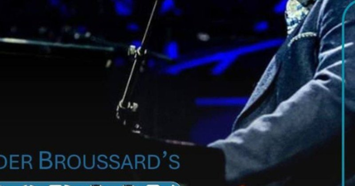 Alexander Broussard achter de piano op het podium van Theater Ludens