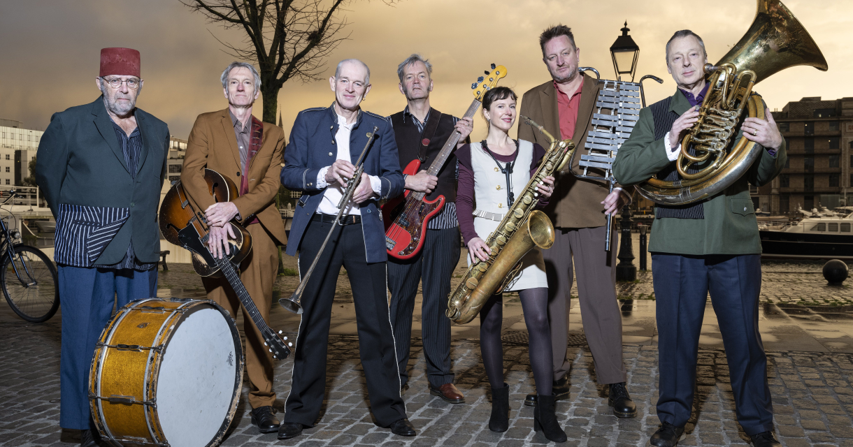 Groep muzikanten met verschillende instrumenten in Den Haag