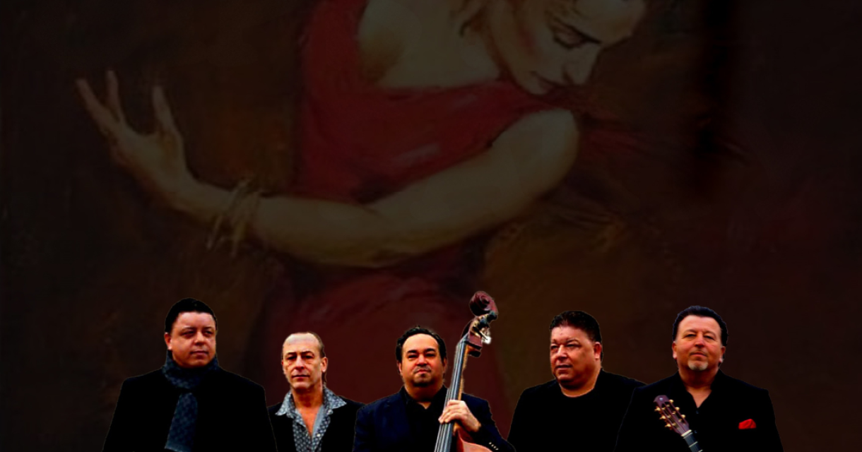 Vijf muzikanten met verschillende instrumenten staan voor een afbeelding van een danseres.