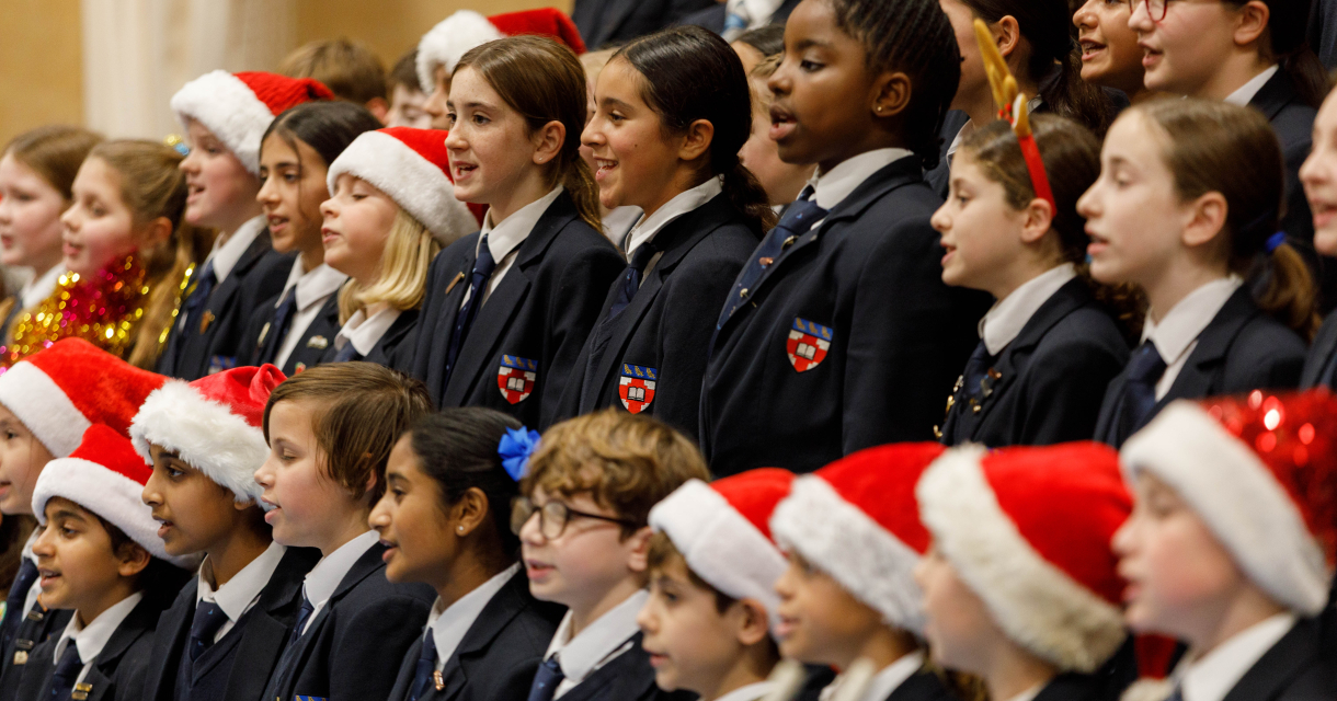 Kinderkoor met kerstmutsen op aan het zingen