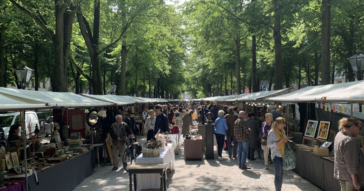 Vue d'un marché aux antiquités animé avec des vendeurs et des visiteurs