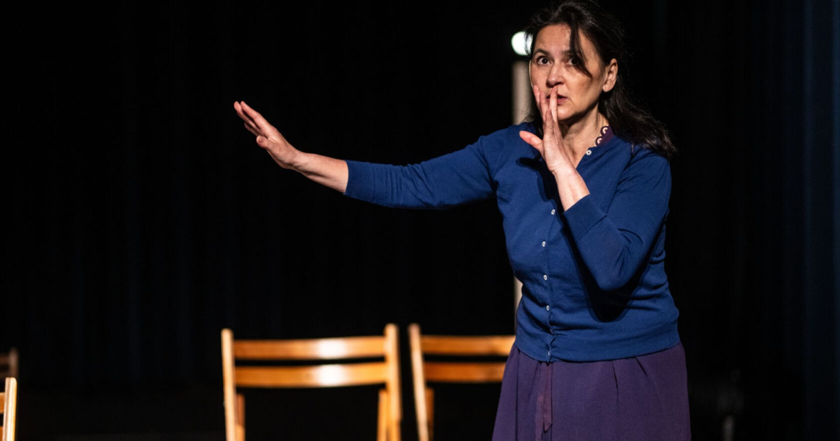Actrice Bodil de la Parra op het podium tijdens de voorstelling 'Brieven aan Bertje'