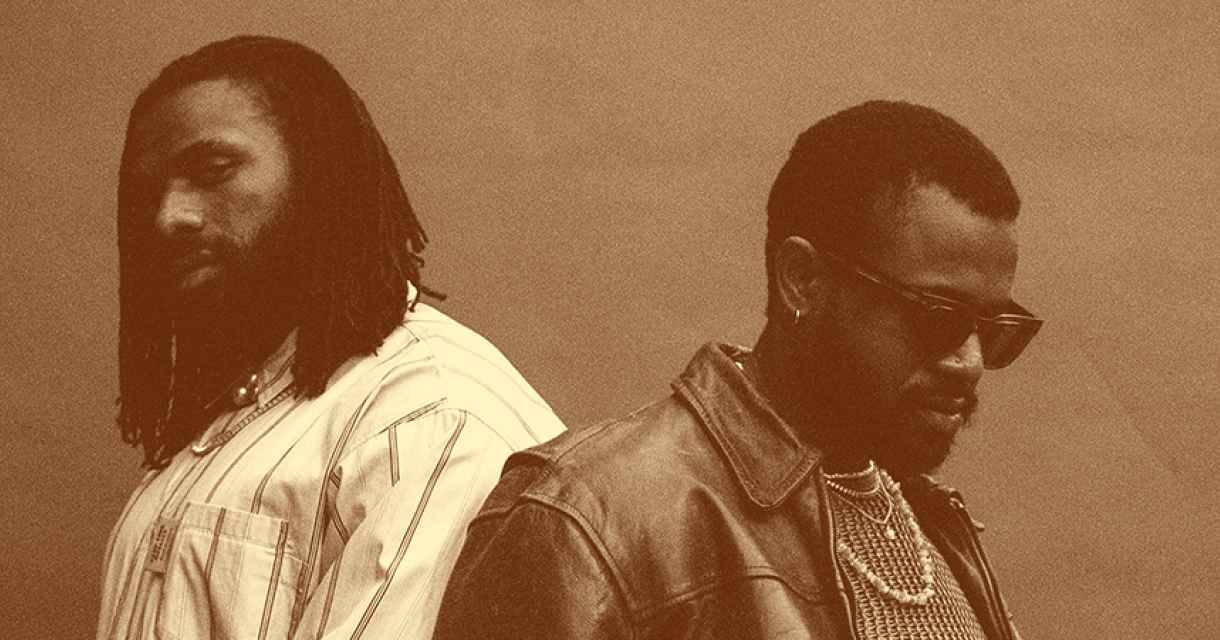 The Cavemen poseren in sepia-stijl.