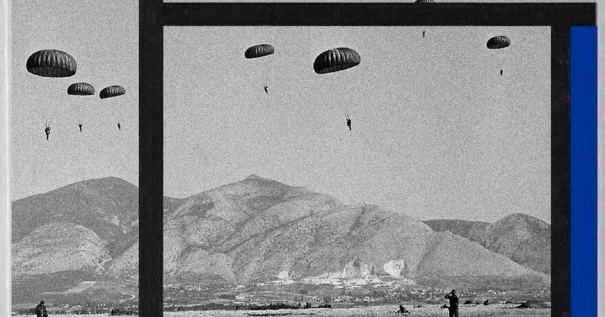 Zwart wit foto van een berglandschap met parachutes in de lucht gemonteerd in een Mondriaan frame met de kleur blauw.