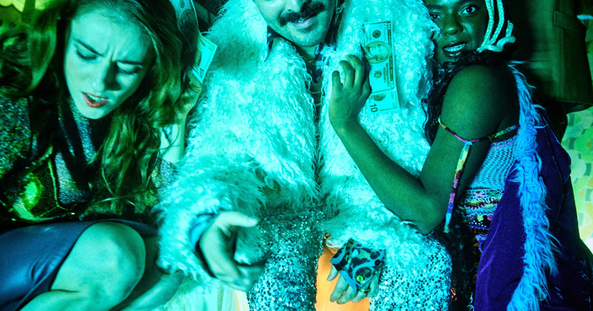 Drie mensen in flamboyante kleding met geld in handen.