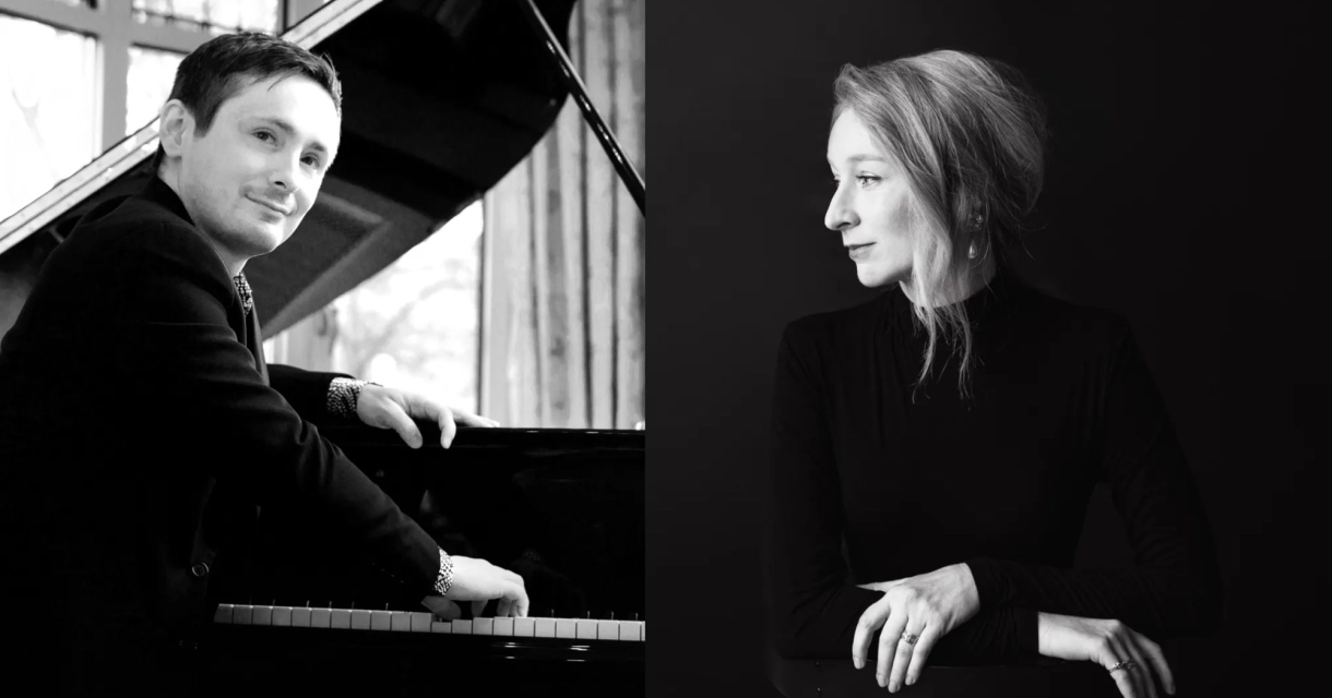 Twee muzikanten in zwart-wit, de man aan een piano en de vrouw in profiel.