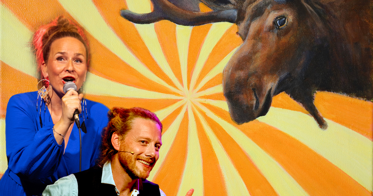 Een vrouw zingt terwijl een man met gitaar lacht en wijst.