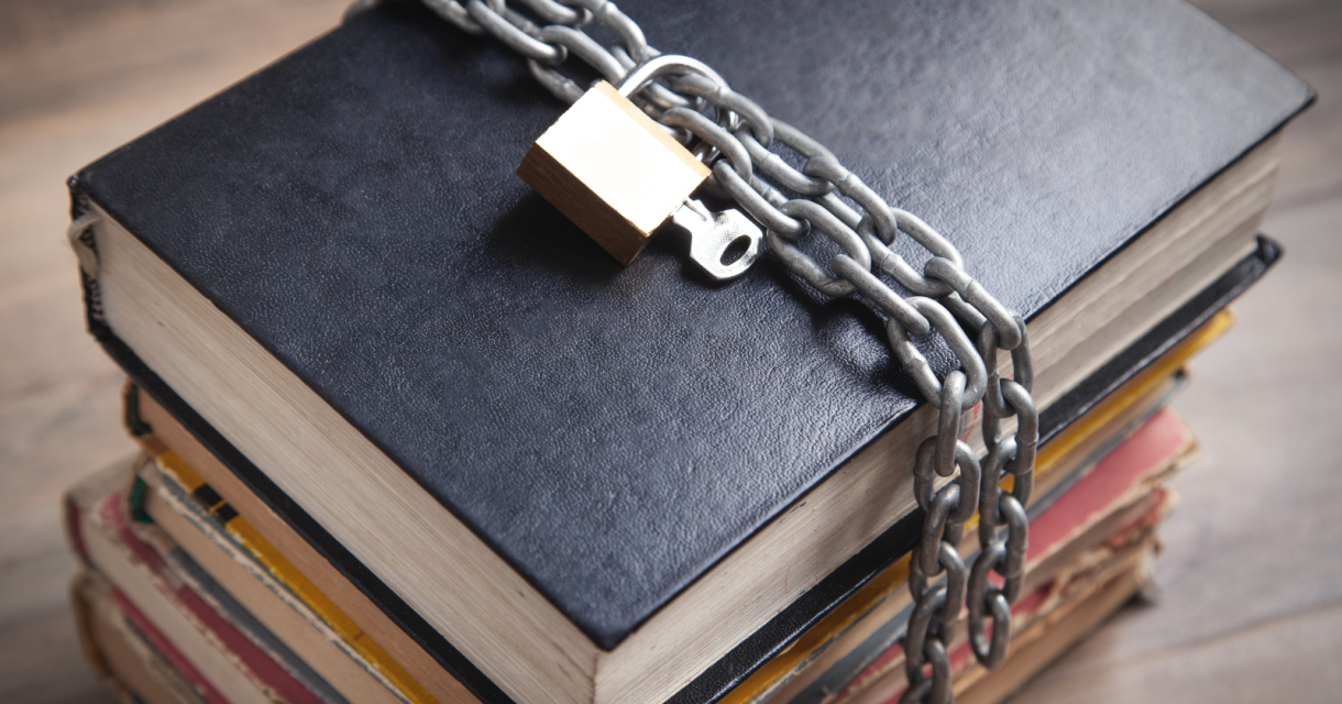 Stapen boeken met een ketting met slot er omheen.