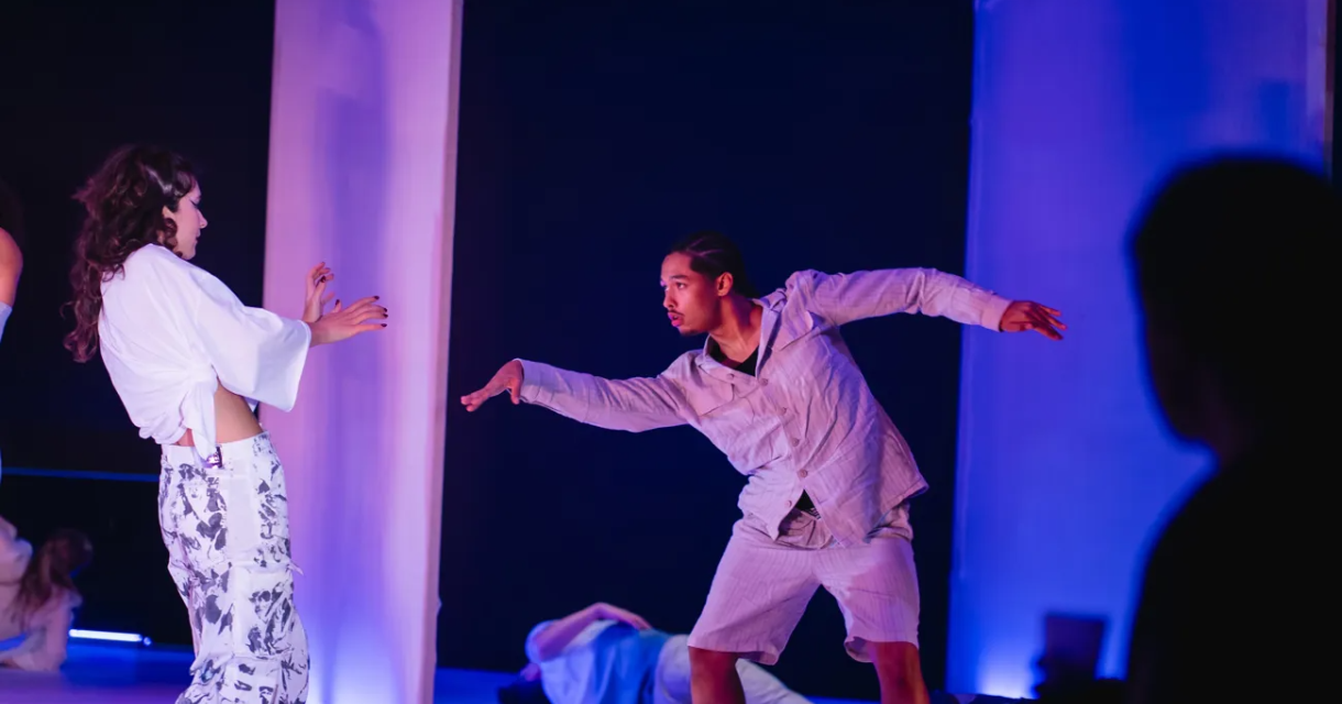 Dansers in een moderne uitvoering met kleurrijk licht