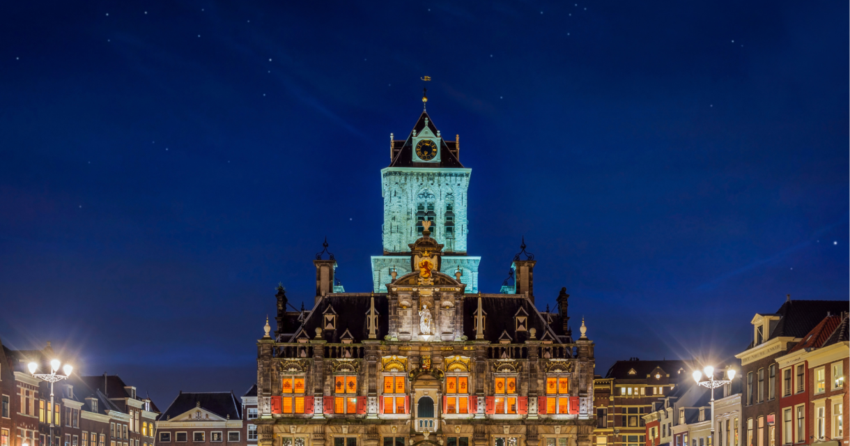 Historisch stadshuis van Delft verlicht in de nacht