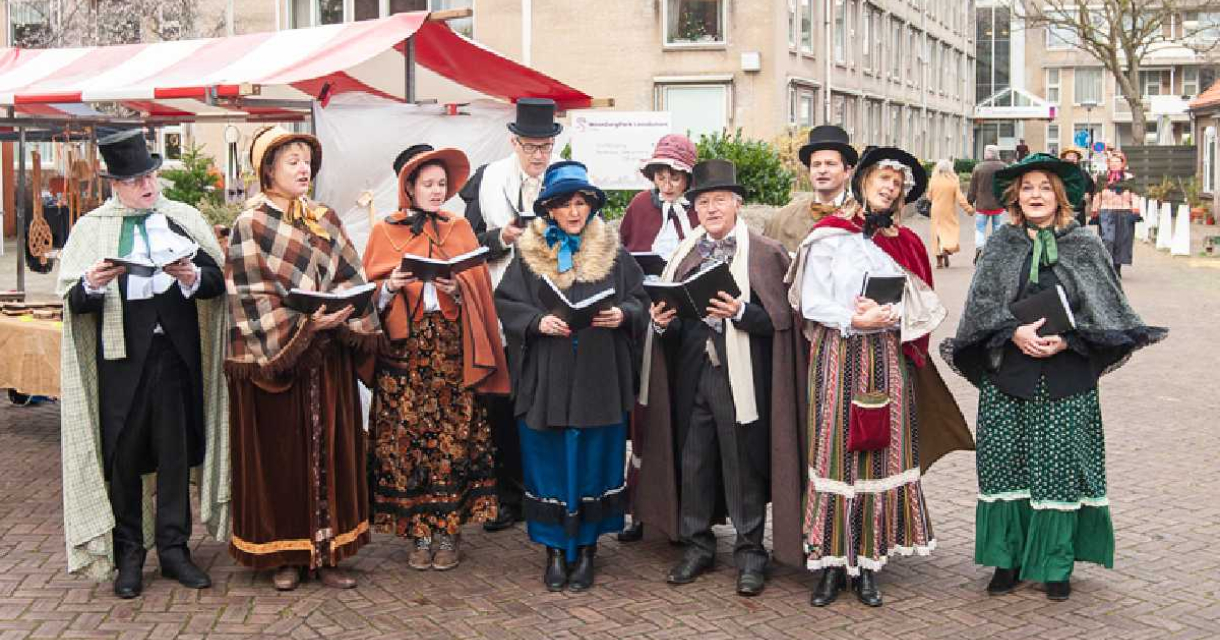 Een groep mensen in historische kleding zingt samen