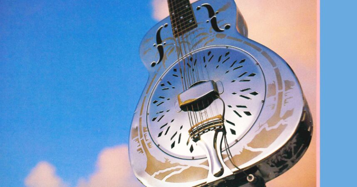 Een glanzende resonator gitaar tegen een blauwe lucht.