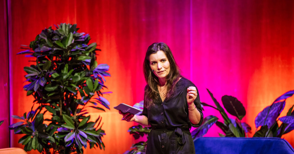 Foto van Rosan Smits, schrijver van het boek Dit is fascisme die spreekt op een podium 