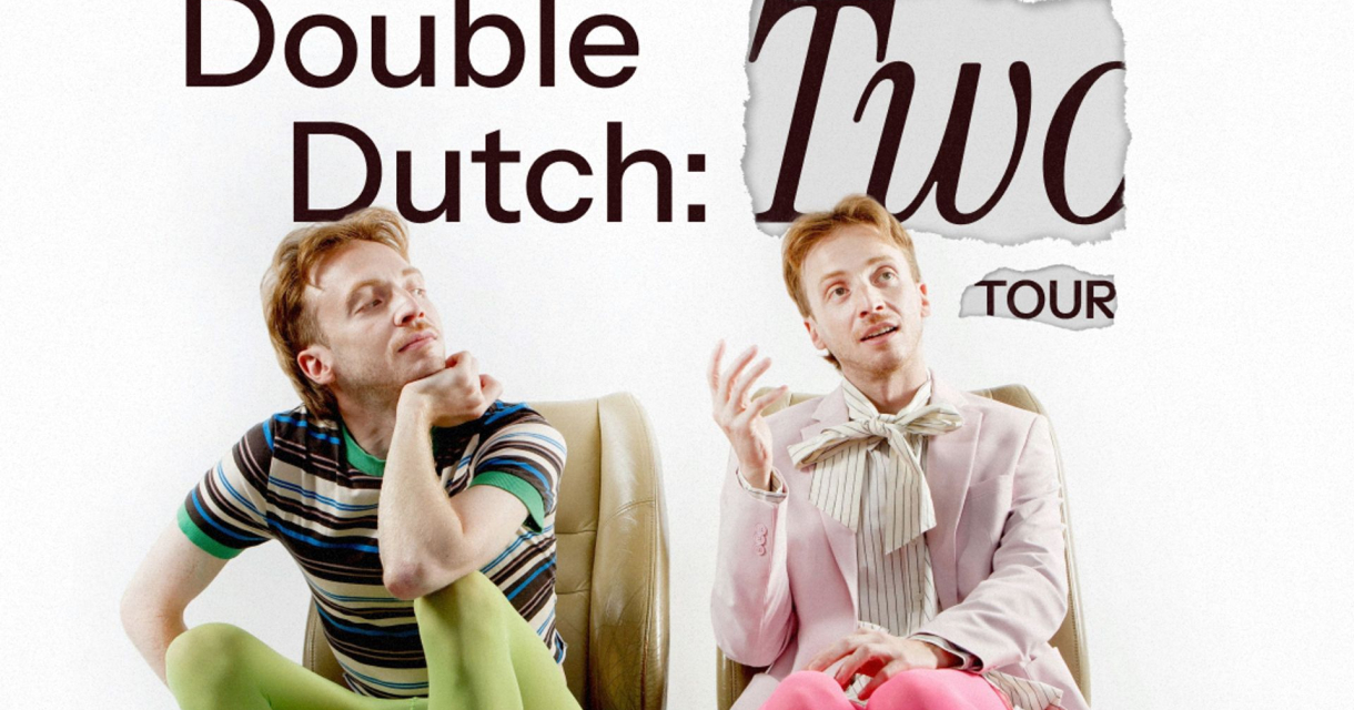 Twee mannen in kleurrijke outfits poseren in stoelen.