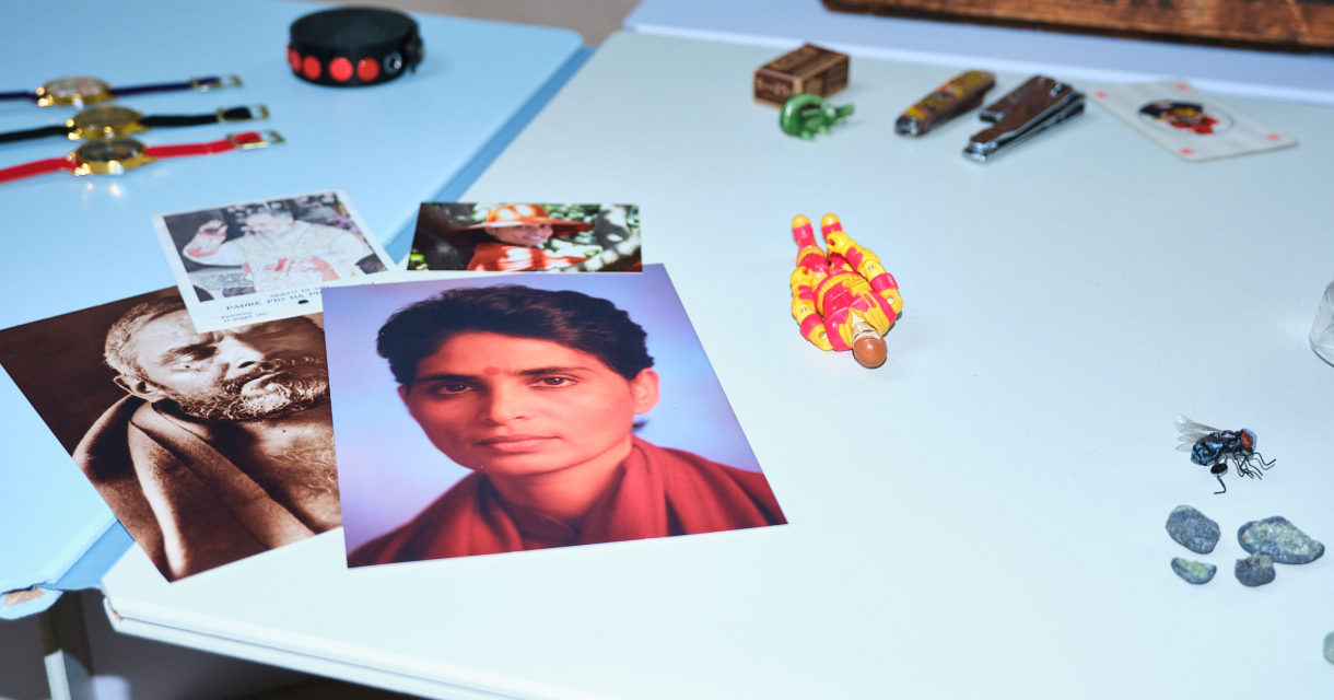 Magic Box door Martín La Roche (2024-2025). Installie aanzicht tijdens My Garden’s Boundaries Are the Horizon, de Appel, Amsterdam (c) Nikola Lamburov