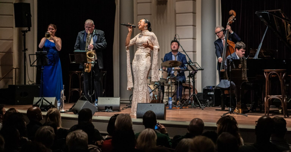 Zangeres met een band, live optreden op een podium.