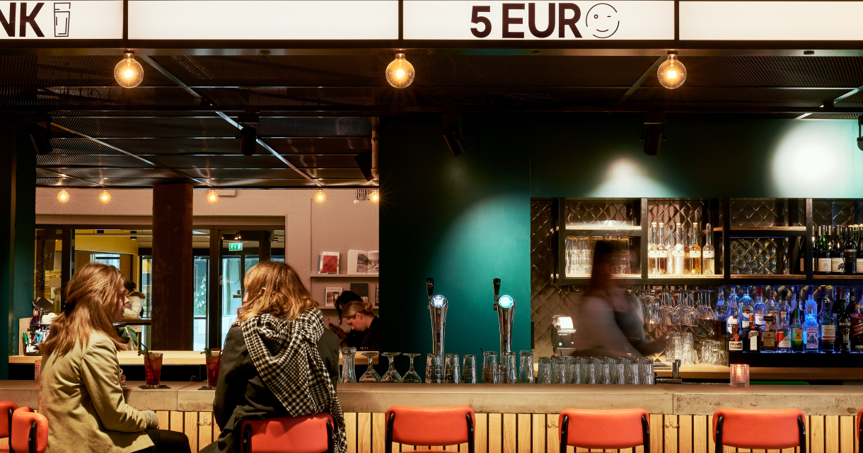 Mensen aan een bar in Social Hub The Hague