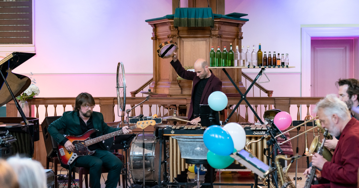 Muzikanten op een podium met ballonnen