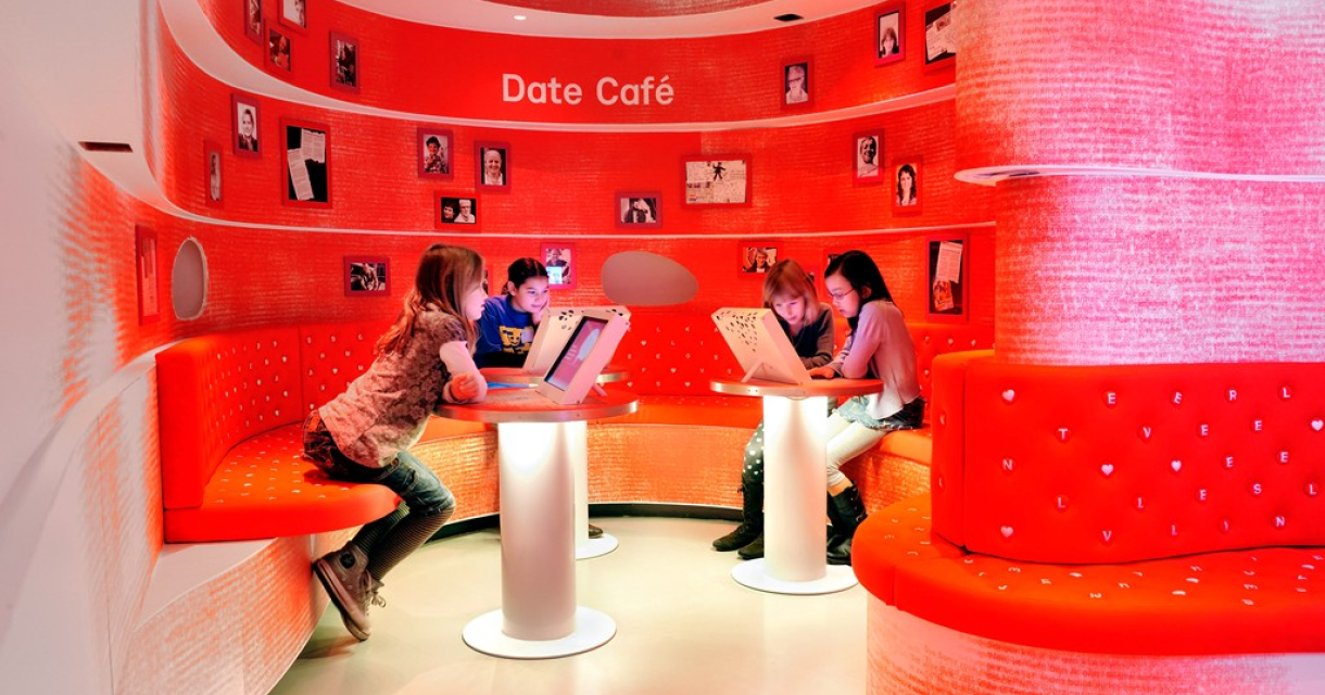 Kinderen in het Datecafe van het Kinderboekenmuseum 