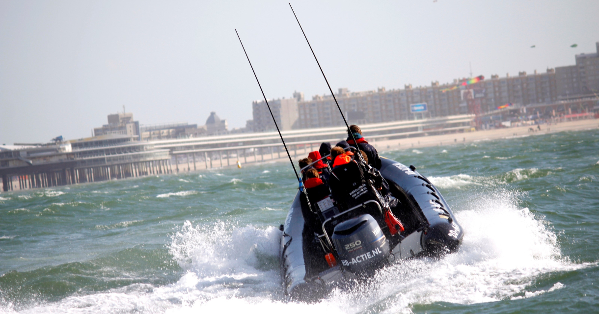 Snelle powerboaten gaan zo hard over het Scheveningse water gaan dat er witte opspattende golven ontstaan. 
