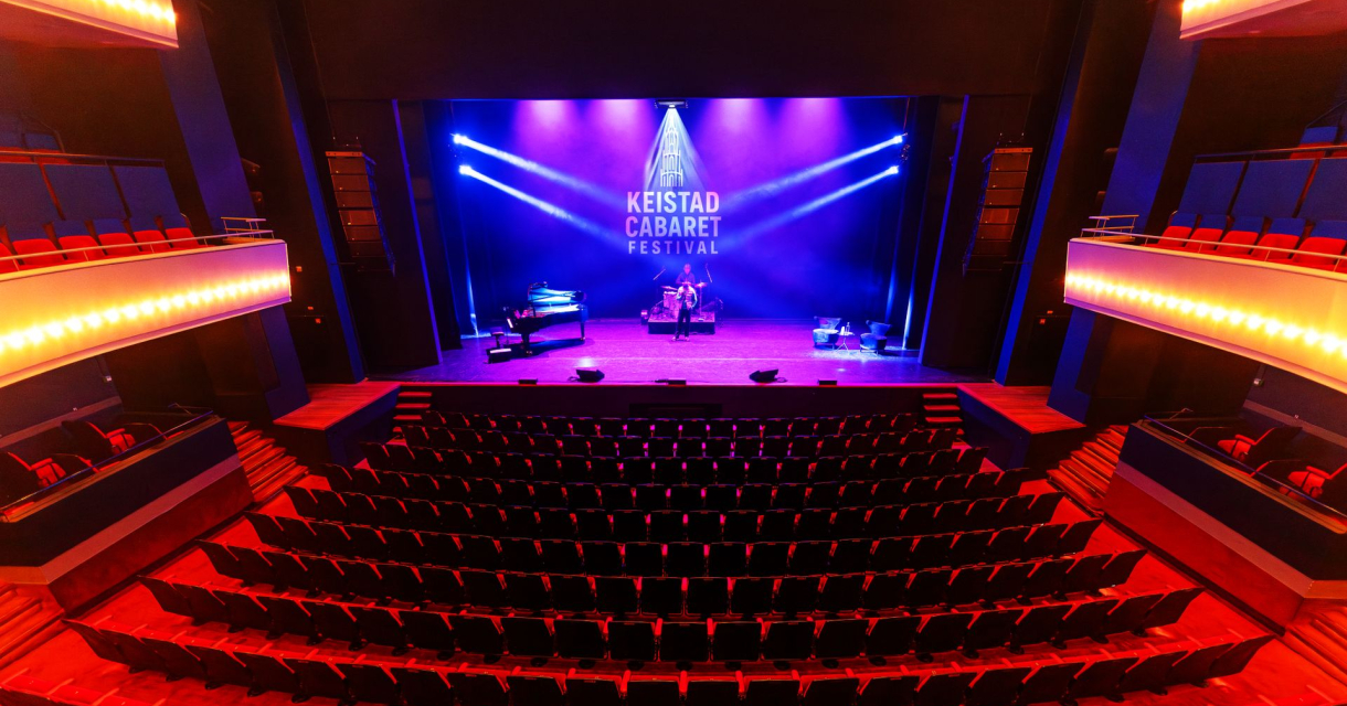 Leeg theater met podium voor het Keistad Cabaret Festival.