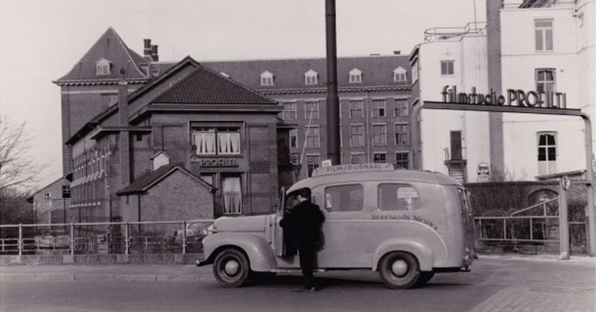 Historische zwartwit foto van een filmjournaal auto voor een filmstudio