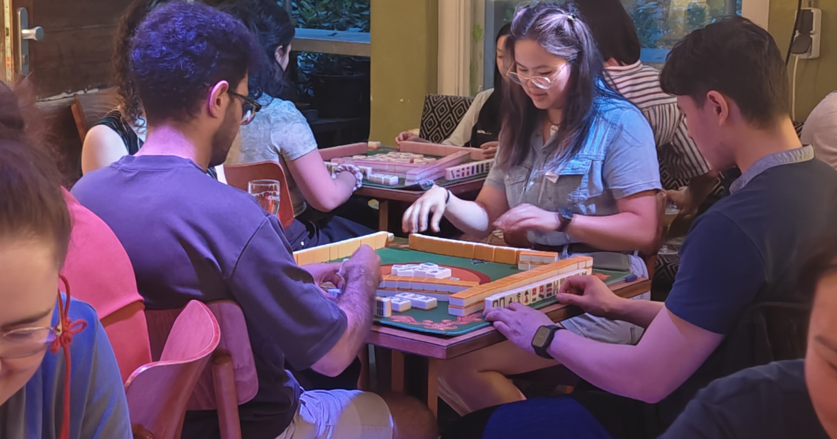 Een groep mensen speelt bordspellen in een café.