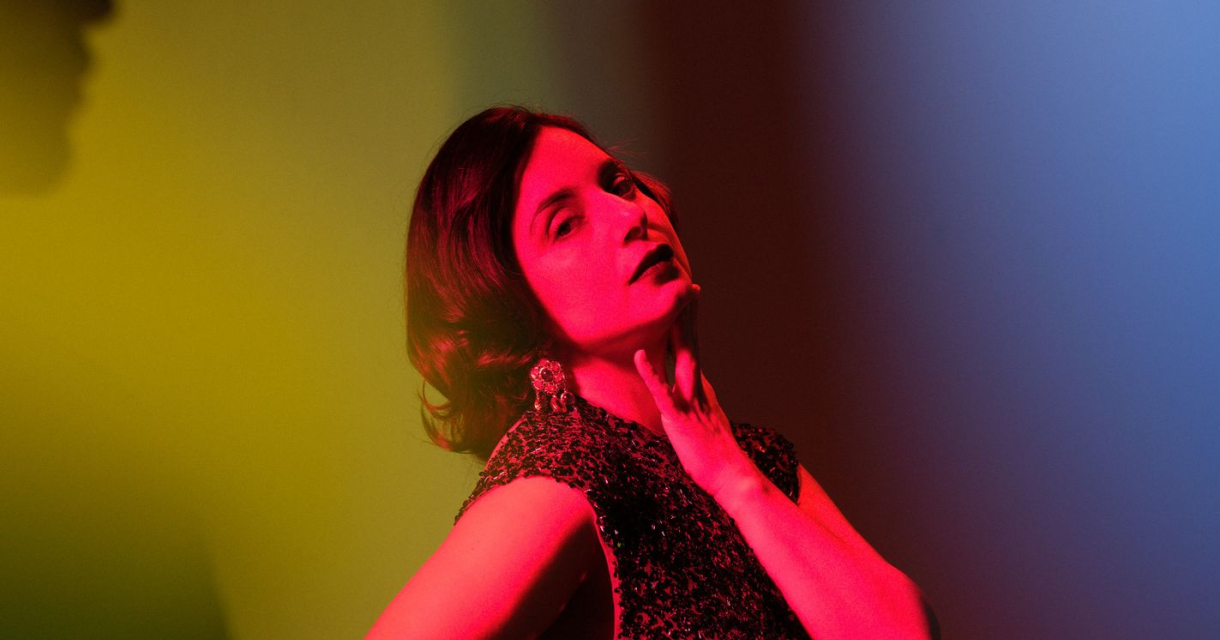 Vrouw in rood licht met artistieke achtergrond (c) Anne Claire de Breij