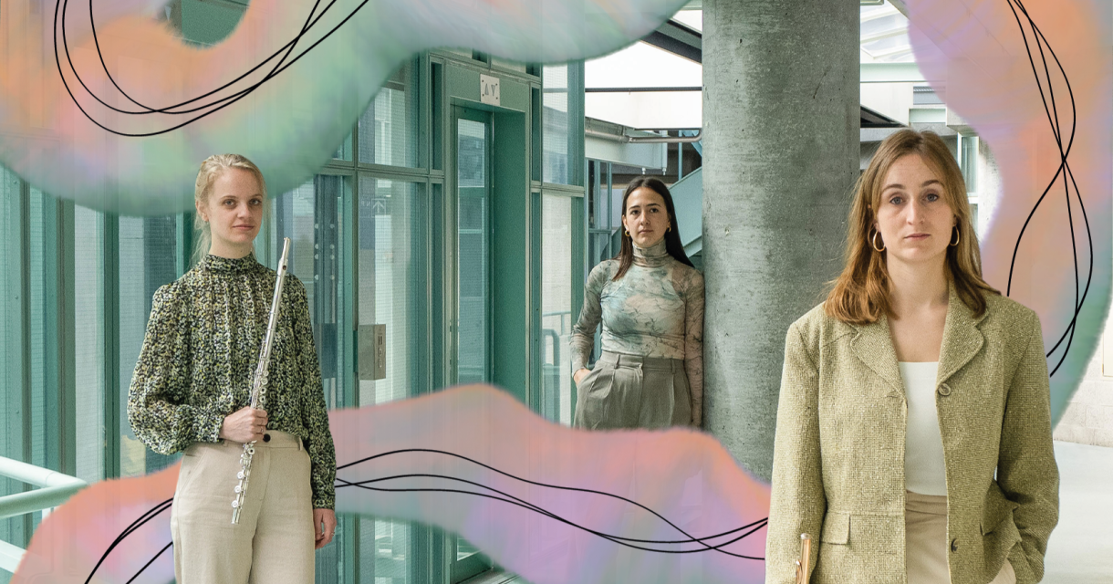 Drie vrouwen lopen door een moderne glazen gang; twee van hen dragen een dwarsfluit. Over de foto zijn golvende, kleurrijke illustraties geplaatst die klank verbeelden.