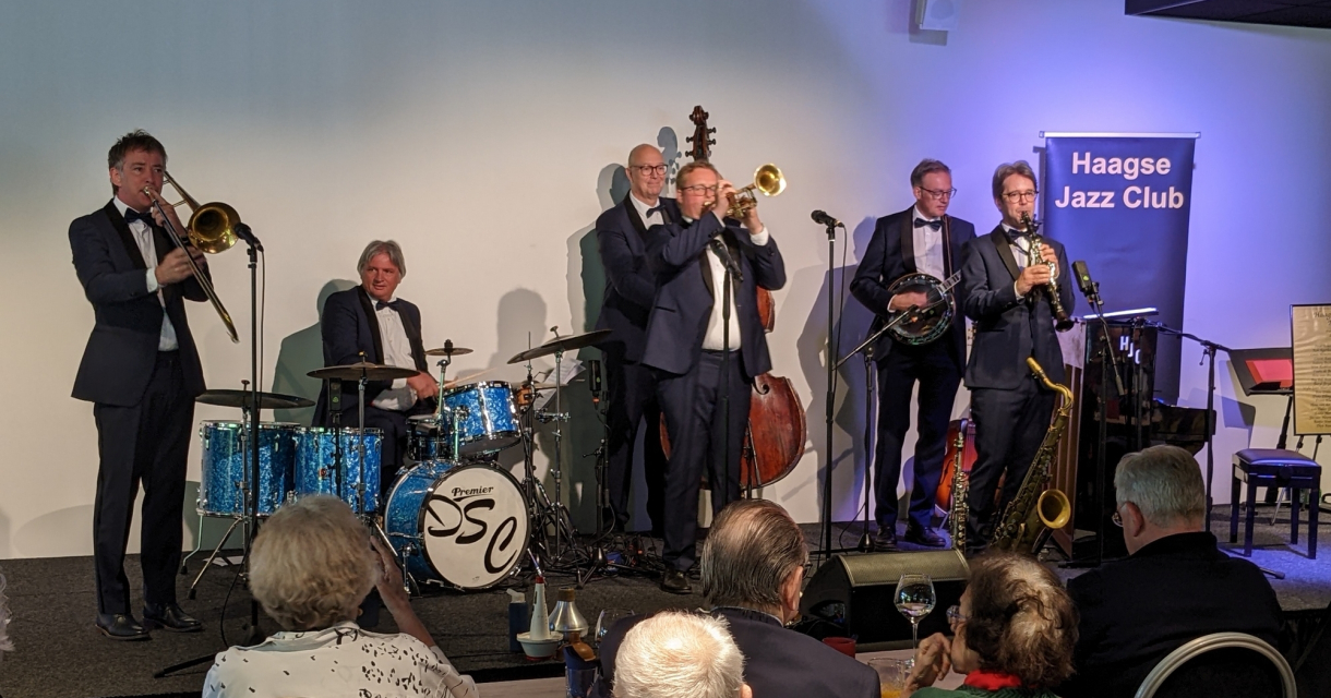 Een jazzband speelt op het podium van de Haagse Jazz Club.