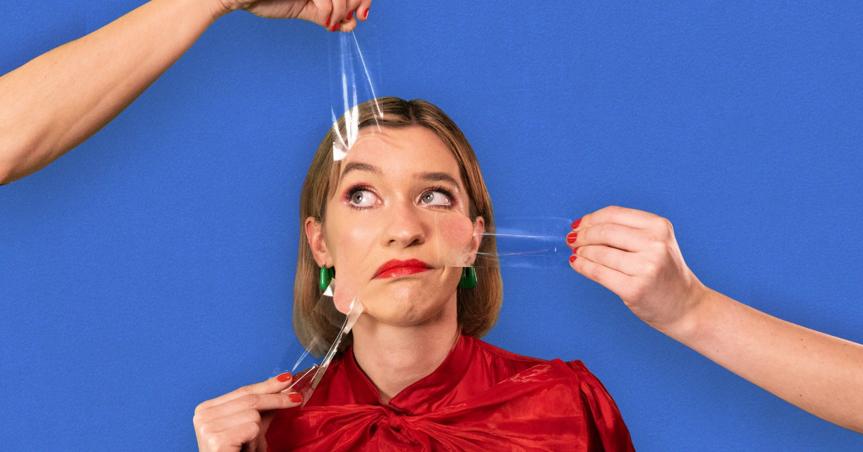Vrouw die doorzichtig folie van haar gezicht trekt.