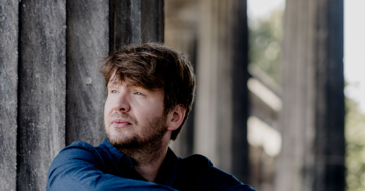 Foto van De Oekraïens-Duitse auteur Dmitrij Kapitelman zittend (c-paula-winkler_2024_hf_2482.jpg