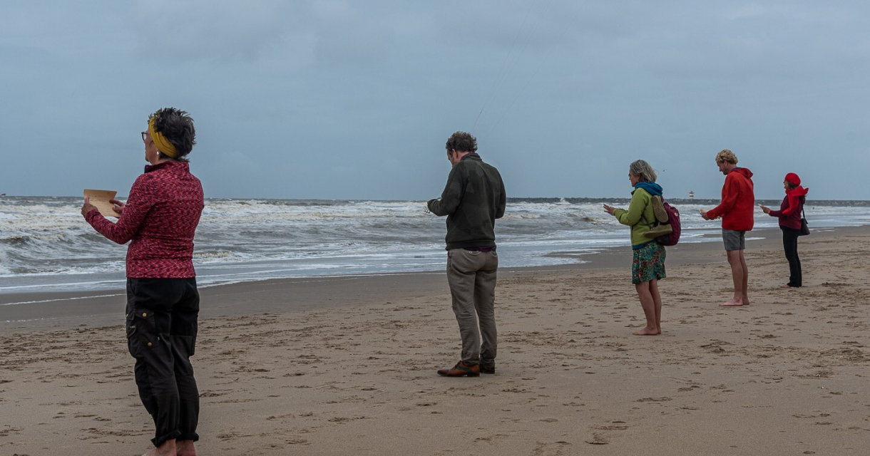 Groep mensen staat met hun rug naar de camera