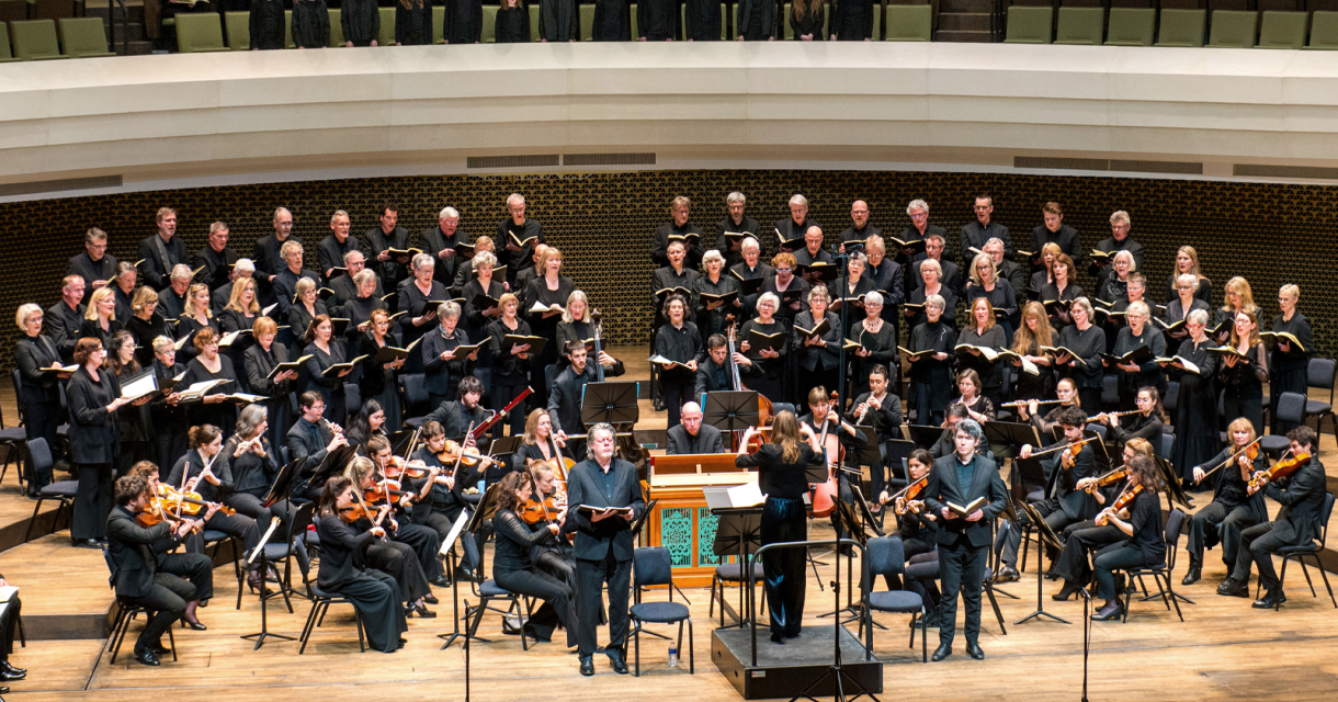  Koninklijke Zangvereniging Excelsior tijdens een optreden in een grote concertzaal
