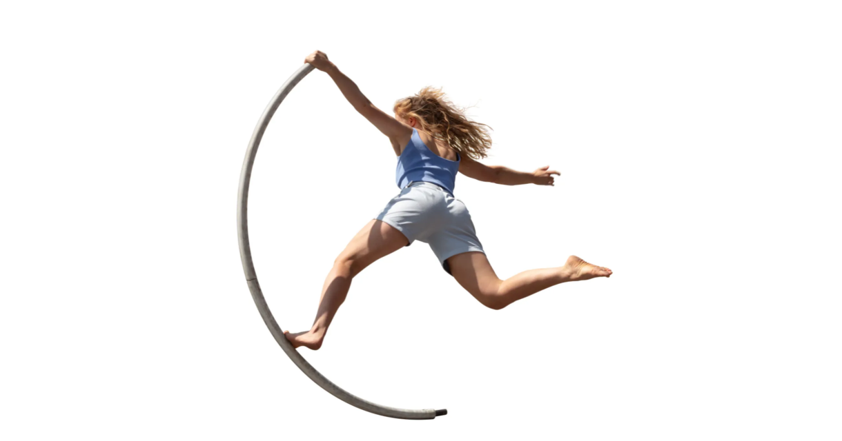 Een meisje in een blauwe outfit springt door een metalen ring.