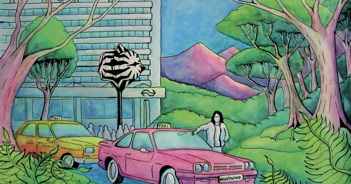 Een roze taxi met een bestuurder staat bij een taxistandplaats naast een geel taxiwagen en een modern gebouw.