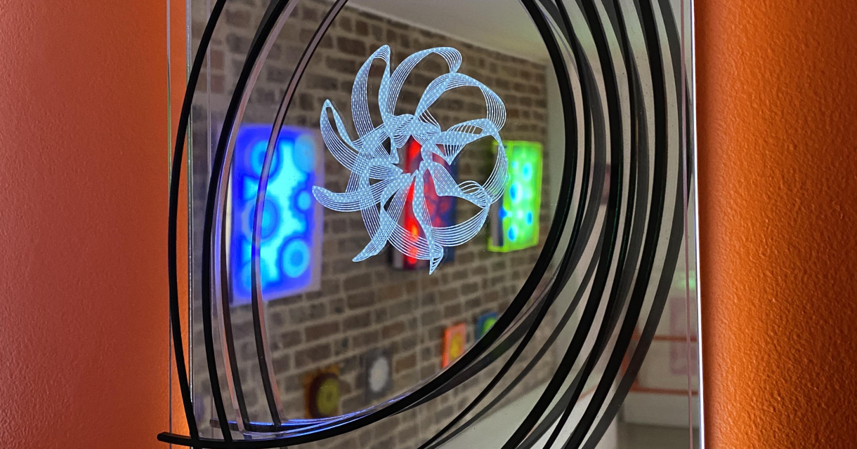 kunstwerk met zwarte cirkelvormige lijnen en bloemachtig element
