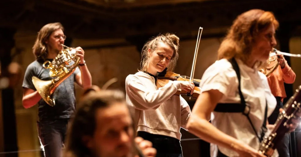 Musici spelen tijdens een orkestrepetitie